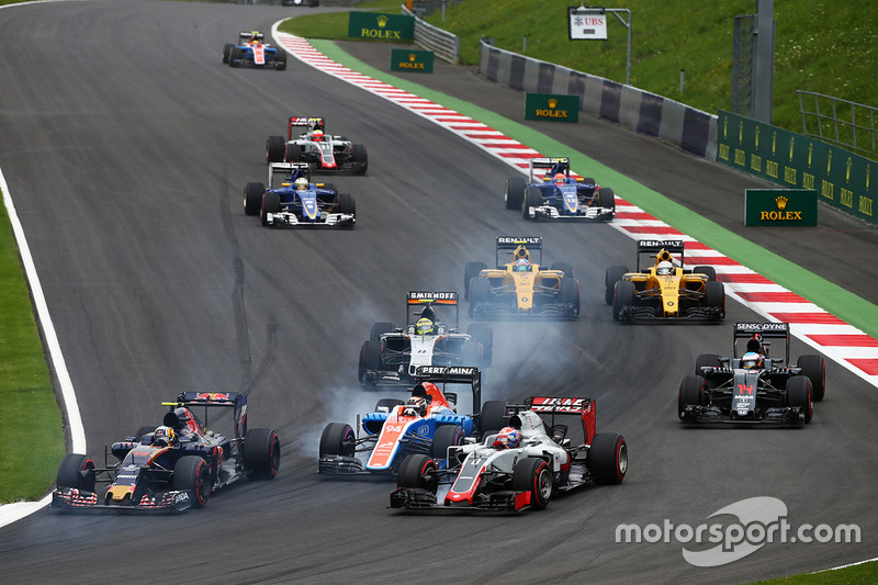Carlos Sainz Jr., Scuderia Toro Rosso STR11, Pascal Wehrlein, Manor Racing MRT05 y Romain Grosjean, Haas F1 Team VF-16 al inicio de la carrera