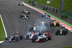 (L to R): Carlos Sainz Jr., Scuderia Toro Rosso STR11, Pascal Wehrlein, Manor Racing MRT05 and Romain Grosjean, Haas F1 Team VF-16 at the start of the race