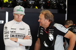 (Da sx a dx): Nico Hulkenberg, Sahara Force India F1 con Robert Fernley, Deputy Team Principal Sahar