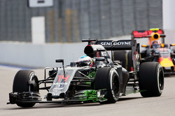 Fernando Alonso, McLaren MP4-31 avec de la peinture flow-viz sur l'aileron avant