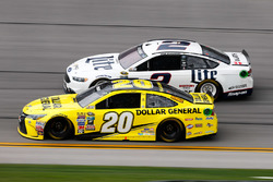 Matt Kenseth, Joe Gibbs Racing Toyota, und Brad Keselowski, Team Penske Ford