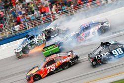 Le crash impliquant Ricky Stenhouse Jr., Roush Fenway Racing Ford, et Kevin Harvick, Stewart-Haas Racing Chevrolet