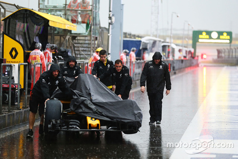 Машину Renault Sport F1 Team RS16 толкают под дождем