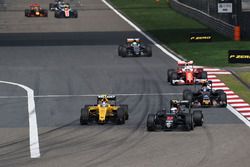 Jenson Button, McLaren MP4-31 and Jolyon Palmer, Renault Sport F1 Team RS16 battle for position