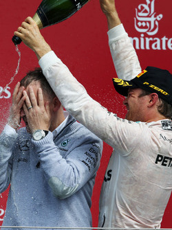 Ніко Росберг, Mercedes AMG F1 на подіумі святкує друге місце із шампанським