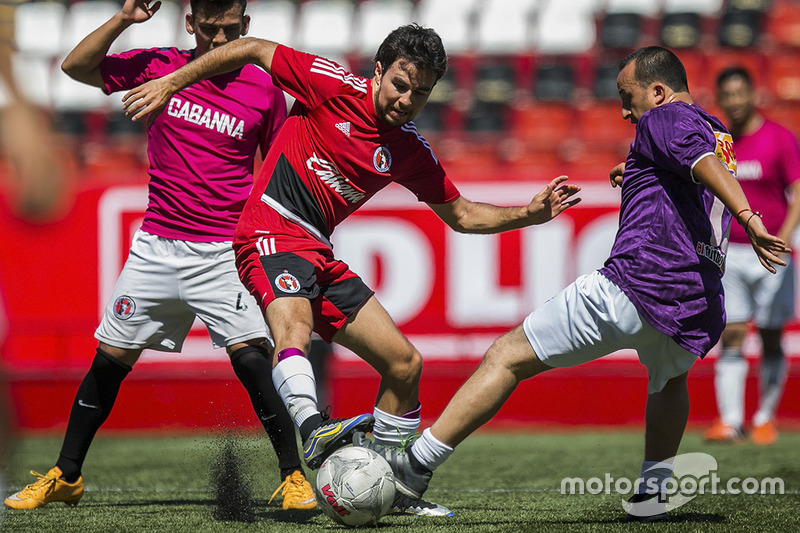 Sergio Pérez juega futbol