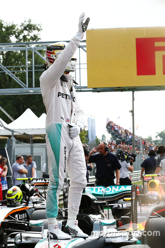 Lewis Hamilton, Mercedes AMG F1 pole pozisyonunu kutluyor, parc ferme