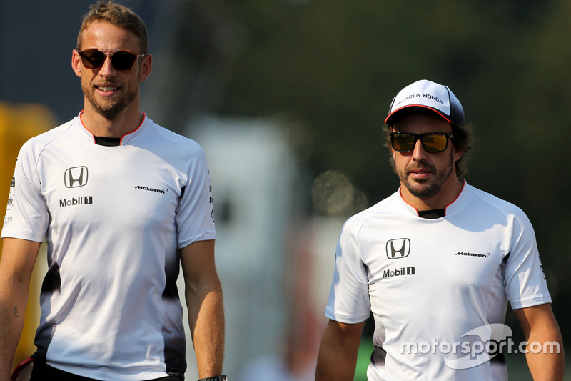 Jenson Button só está à frente de Fernando Alonso na foto abaixo. O espanhol ganha do campeão de 2009 pelo placar de 9 a 4.
