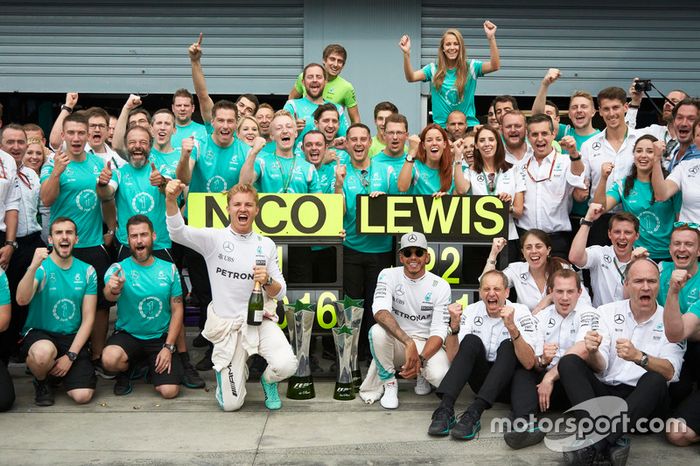 Ganador de la carrera Nico Rosberg, Mercedes AMG F1 y Lewis Hamilton celebra con equipo