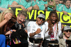 Race winner Lewis Hamilton, Mercedes AMG F1 celebrates with Lindsey Vonn, Former Alpine Ski Racer; Gordon Ramsey, Celebrity Chef; Venus Williams, Tennis Player, and the team