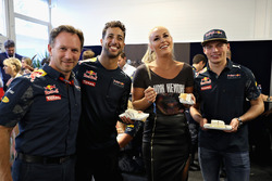 Esquiadora Lindsey Vonn se da una torta de cumpleaños de Daniel Ricciardo, Red Bull Racing, Max Vers