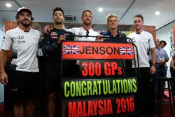 Jenson Button, McLaren fête son 300e GP avec Daniel Ricciardo, Red Bull Racing, Stoffel Vandoorne, pilote d'essais et de réserve, McLaren F1 Team et Marcus Ericsson, Sauber F1 Team