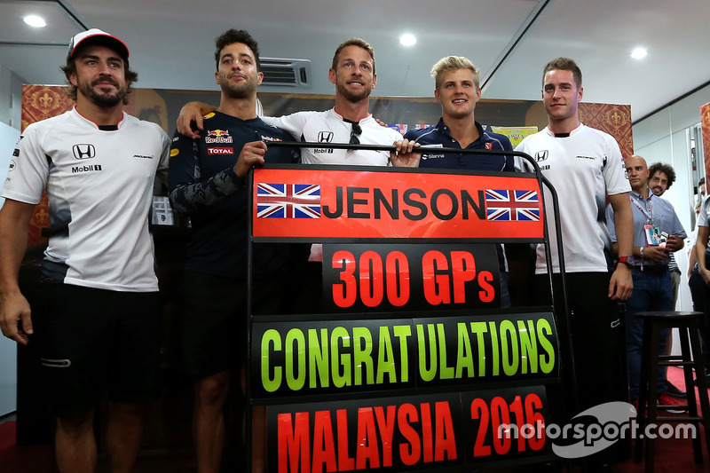 Jenson Button, McLaren Honda celebrates 300 GP, Daniel Ricciardo, Red Bull Racing, Stoffel Vandoorne, third driver, McLaren F1 Team and Marcus Ericsson, Sauber F1 Team