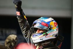 Ganador de la carrera Daniel Ricciardo, Red Bull Racing celebra en parc ferme