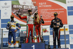 Podio Rookie Gara 3: il secondo classificato Kush Maini, BVM Racing, il vincitore della gara Juan Ma