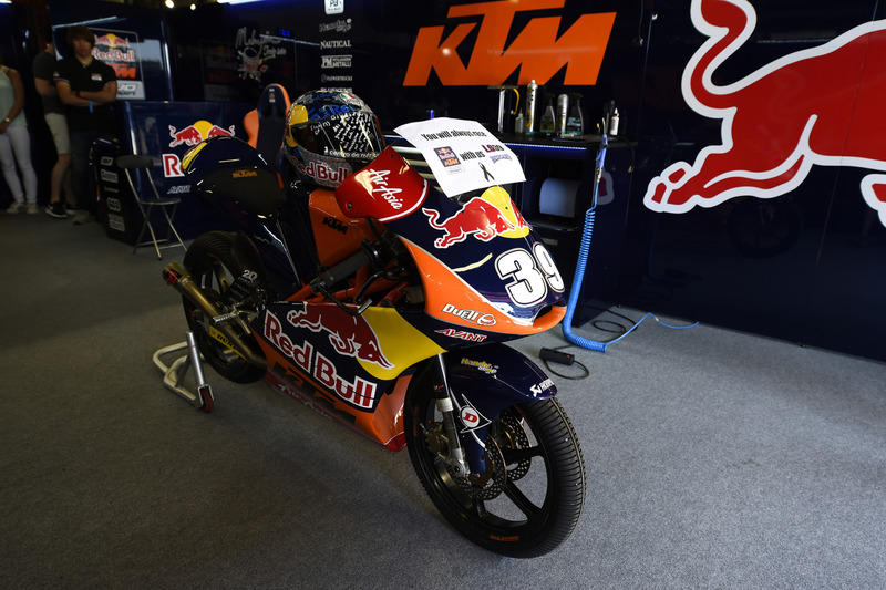 Garaje de Red Bull KTM con la moto de Luis Salom
