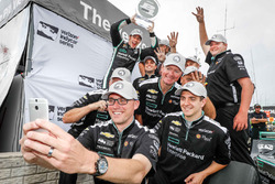 Polesitter Simon Pagenaud, Team Penske Chevrolet