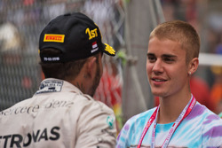 Carrera ganador Lewis Hamilton, de Mercedes AMG F1 con Justin Bieber, cantante en parc ferme