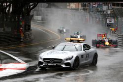 Daniel Ricciardo, Red Bull Racing RB12 memimpin behind FIA Safety Car