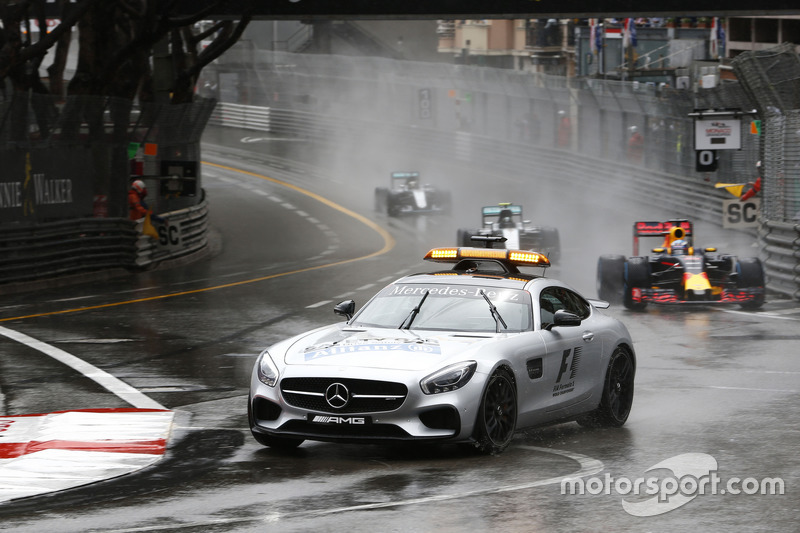 Daniel Ricciardo, Red Bull Racing RB12 mène derrière le Safety Car de la FIA