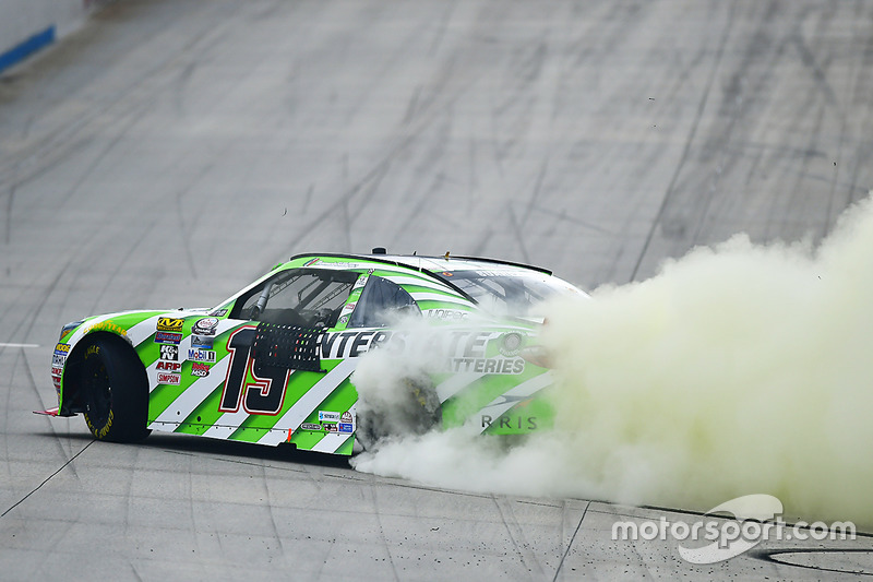 Yarış galibi Daniel Suarez, Joe Gibbs Racing Toyota