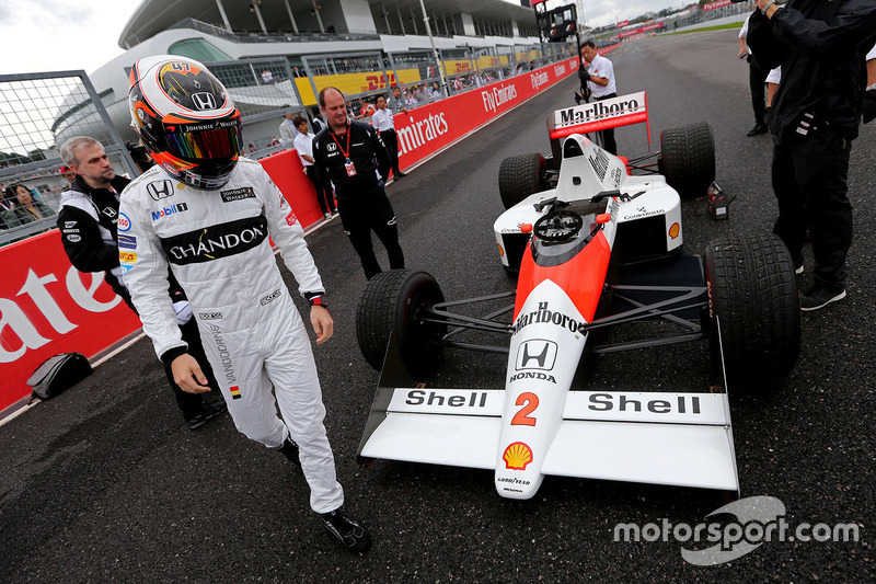 Stoffel Vandoorne,tercer piloto, McLaren F1 Team conduce el 1989 McLaren MP4/5 de Alain Prost