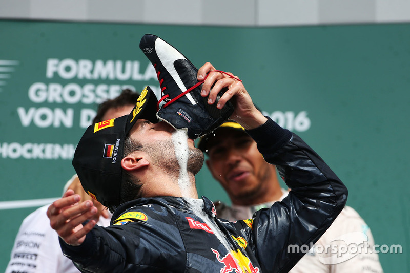 Podium: Daniel Ricciardo, Red Bull Racing celebrates his second position drinking champagne from his