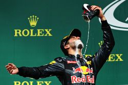 Podium: Daniel Ricciardo, Red Bull Racing viert zijn tweede plaats door champagne uit zijn raceschoe