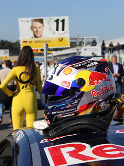 Chica de la parrilla para Marco Wittmann, BMW Team RMG, BMW M4 DTM y su casco