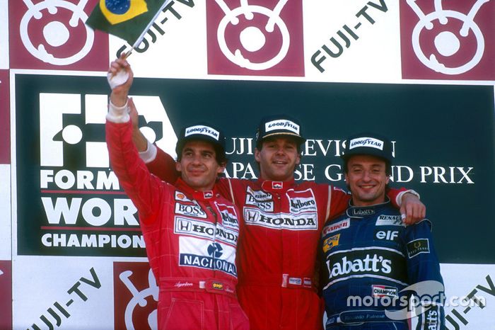 Podio: ganador de la carrer Gerhard Berger, McLaren, segundo lugar y campeón del mundo Ayrton Senna, McLaren McLaren y el tercer lugar Riccardo Patrese, Williams