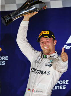 Pemenang balapan Nico Rosberg, Mercedes AMG F1 merayakan di atas podium