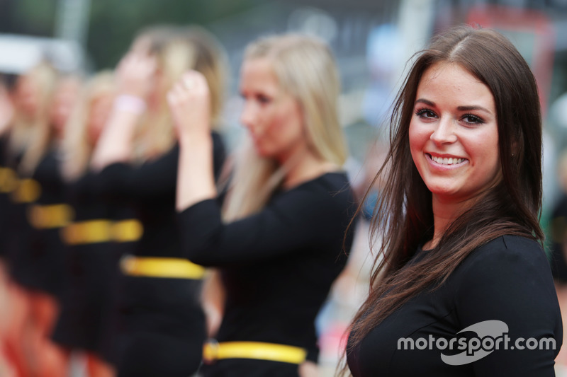 Grid girls nella sfilata dei piloti