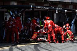 Kimi Raikkonen, Ferrari SF16-H s'arrête aux stands