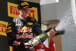 Champagne sur le podium pour Max Verstappen, Red Bull Racing, vainqueur de la course