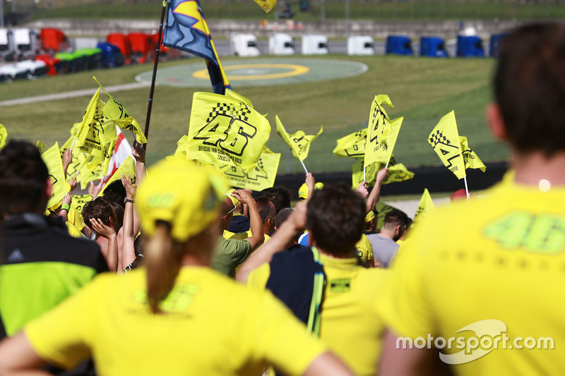 Des fans de Valentino Rossi, Yamaha Factory Racing
