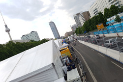 Atmosphere in the pitlane