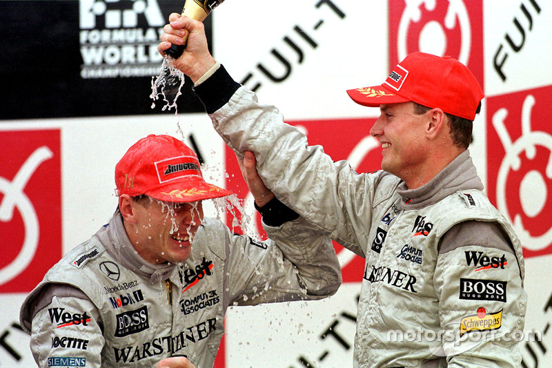 Auf dem Podium feiert Häkkinen mit Teamkollege David Coulthard (3.) und ...