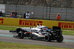 Sergio Perez, Sahara Force India F1 VJM09 sort large en se battant avec Felipe Massa, Williams FW38