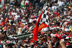 Des fans avec un drapeau Ferrari dans les tribunes