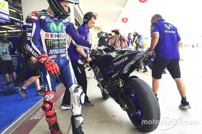 Jorge Lorenzo, Yamaha Factory Racing comprueba el desgaste del neumático