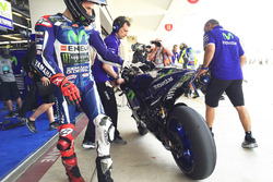 Jorge Lorenzo, Yamaha Factory Racing checks tire wear