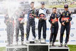 Podium : les vainqeurs Sébastien Ogier, Julien Ingrassia, Volkswagen Motorsport, les deuxièmes Daniel Sordo, Marc Marti, Hyundai Motorsport, et les troisièmes Thierry Neuville, Nicolas Gilsoul, Hyundai Motorsport