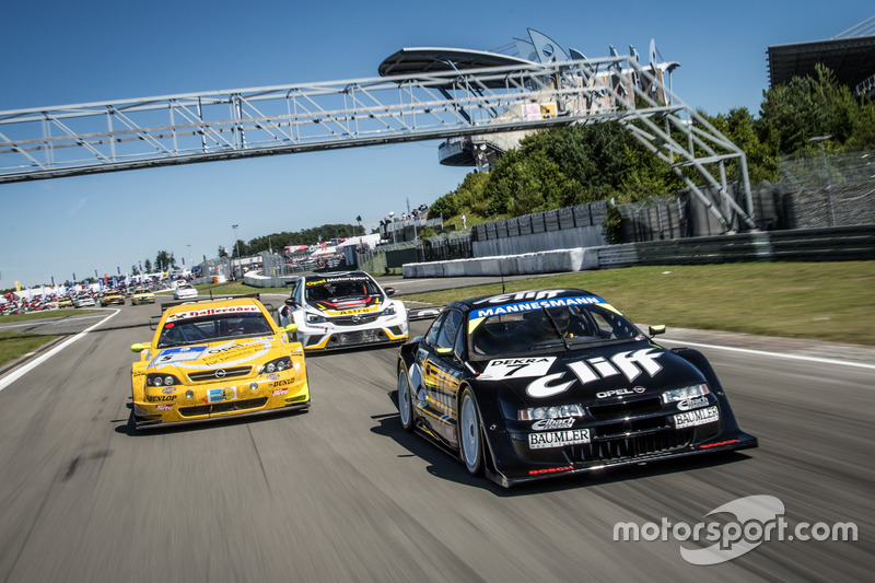 Joachim Winkelhock im 1996er Cliff   Calibra, Volker Strycek im 2003er Astra V8 Coupé und der Opel Astra TCR