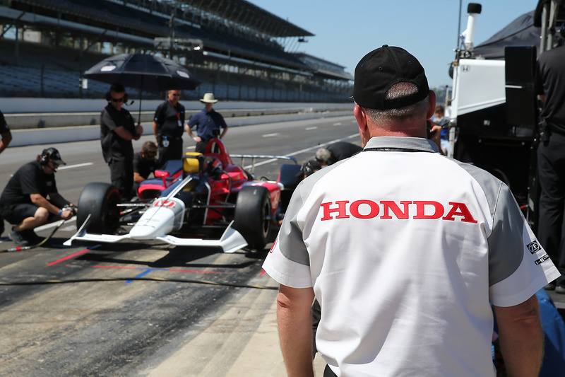 Honda engineers overlook the 2018 Honda IndyCar of Oriol Servia