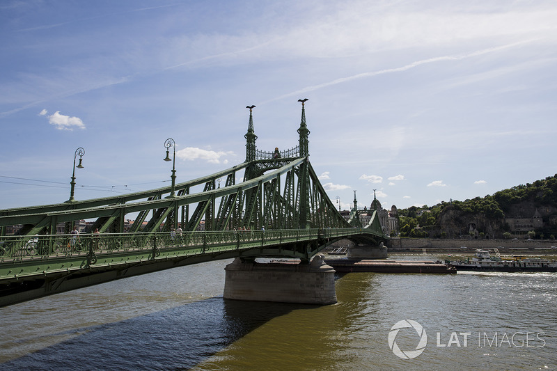 Una vista del puente de la libertad y el río Danubio