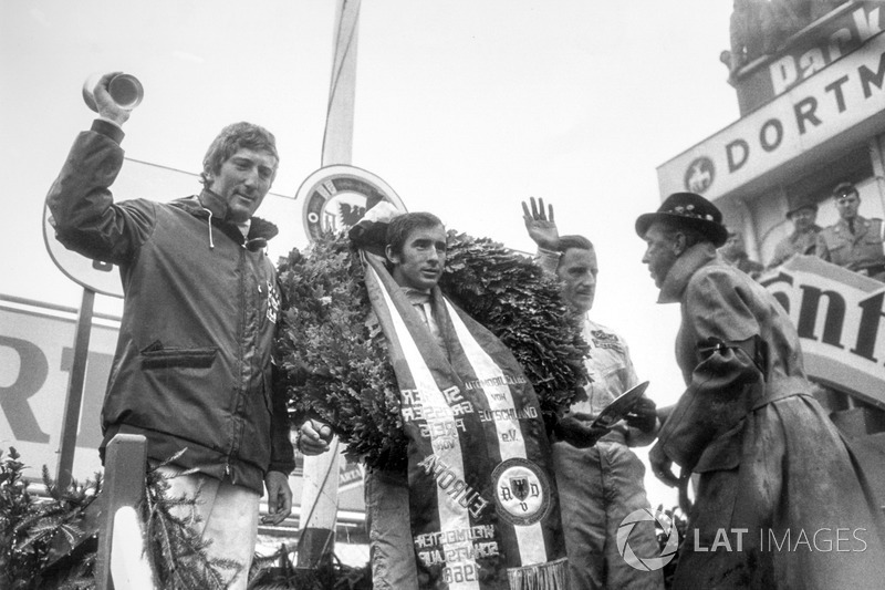 Podium: race winner Jackie Stewart, Matra MS10-Ford, second place Graham Hill, Lotus 49B-Ford, third