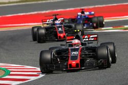 Kevin Magnussen, Haas F1 Team VF-17, Romain Grosjean, Haas F1 Team VF-17, Daniil Kvyat, Scuderia Toro Rosso STR12