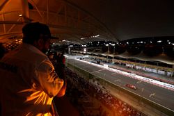 Un fan mira a Kimi Raikkonen, Ferrari SF70H, desde la tribuna