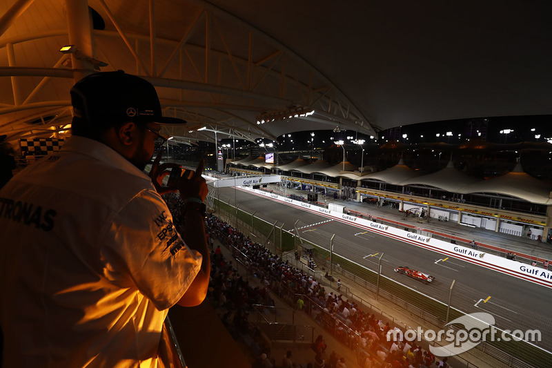 Un fan mira a Kimi Raikkonen, Ferrari SF70H, desde la tribuna