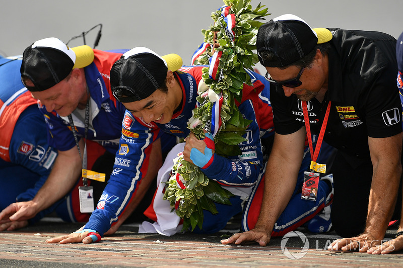 Takuma Sato, Andretti Autosport Honda celebrates the win on track with Michael Andretti, Andretti Autosport team owner kissing the yard of bricks